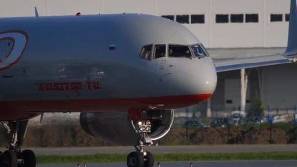 Novosibirsk Rusya Federasyonu Haziran 2020 Tolmachev Havaalanında Taksicilik Yapan Boeing — Stok video