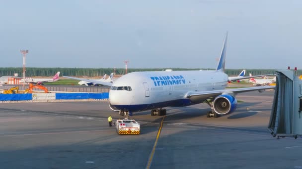 2015年5月26日 ドモドヴォ空港でトランサエロに向かう エプロンに乗った旅客機 飛行機は離陸する準備ができています 観光と旅行のコンセプト — ストック動画