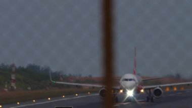 PHUKET, THAILAND - 26 HAZİRAN 2023: AirAsia 'nın yolcu jeti Airbus A320 havalanır. Düşük maliyetli uçak yolcuları. Uçak kalkıyor.