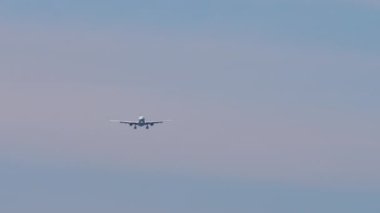 Yolcu uçağı inişe geçiyor. Ticari uçak sinekleri, uzak ihtimal. Turizm ve seyahat kavramı