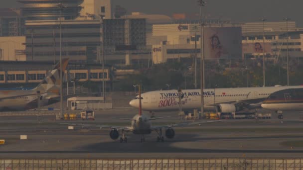 バンコック Thailand マルシェン 2023 エアバスA319 スワンナプーム空港でタクシーロイヤルブータン航空のA5 Jsw サンセットバックライトの飛行場 — ストック動画