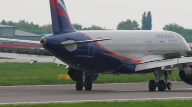 ALMATY, KAZAKHSTAN - 4 Mayıs 2019: Jet yolcu uçağı Airbus A320, Aeroflot VQ-BKU Almaty havaalanına indikten sonra fren yapıyor. Uçak geliyor. Spoiler verin. Seyahat kavramı