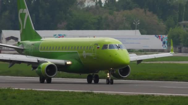 Almaty Kazakhstan 2019年5月4日 客机Embraer E170 Byg Airlines在阿拉木图机场着陆后刹车 飞机来了破坏分子了 旅行概念 — 图库视频影像