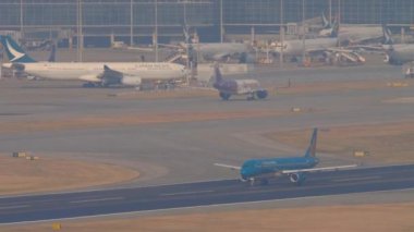HONG KONG - 10 Kasım 2019: yan görüş, Airbus A321, VN-A324 Vietnam Havayolları Hong Kong havaalanından kalkışa hazırlanıyor. Yolcu uçağı kalkıyor. Uçak kalkıyor.
