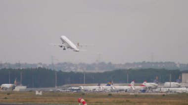 FRANKFURT AM MAIN, ALMANY - 20 Temmuz 2017, Frankfurt havaalanından kalkan Lufthansa yolcu uçakları. Ön planda, Lufthansa 'nın başka bir uçağı iniş ve fren yapıyor.