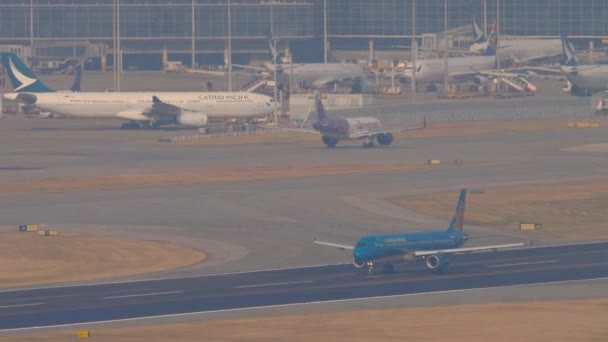 2019년 11월 10일 공항에서 출발하는 베트남항공의 에어버스 A321 A324 사이드 — 비디오