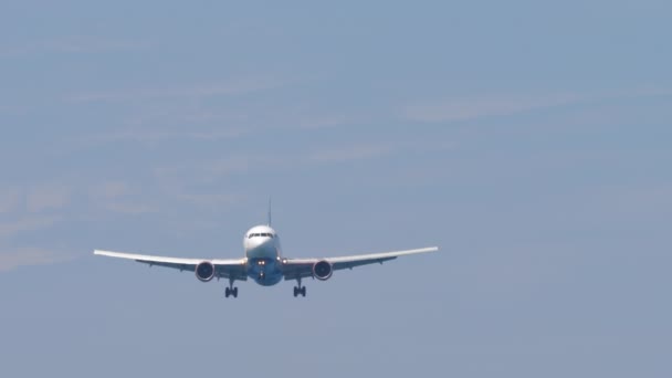 Niş Yapan Yolcu Uçaklarının Görüntüleri Gökyüzünde Bir Jet Uçağı Aşağıdan — Stok video