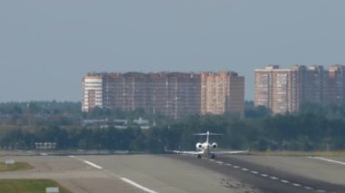 Yolcu uçağı ivmesi ve kalkış, dikiz görüş mesafesi. Uçak kalkıyor. Turizm ve seyahat konsepti. Pist, şehrin arka planındaki havaalanı.