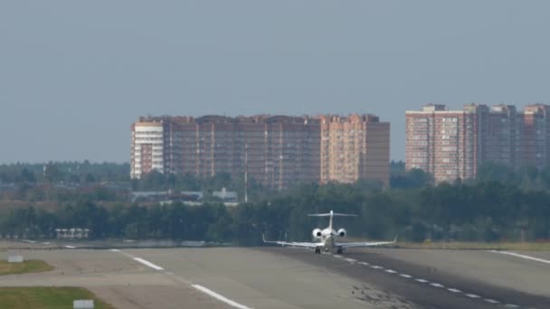 客机加速起飞 后视镜远距离拍摄 飞机起飞了旅游和旅行概念 城市背景下的机场 — 图库视频影像