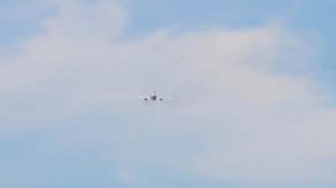 Arka manzara, tanımlanamayan jet uçağı tırmanışı. Uçak kalkıyor. Gökyüzünde uçak silueti, uzak ihtimal. Turizm seyahati kavramı
