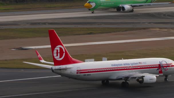Phuket Thailand 2023年2月19日 马来西亚航空公司波音737 Mxa 在普吉机场有40年复古合唱 飞机准备起飞了 旅游和旅行概念 — 图库视频影像