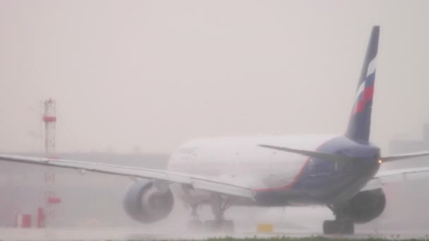 Moscow Russian Federation July 2021 Passenger Aircraft Aeroflot Taxiing Downpour — Stock Video