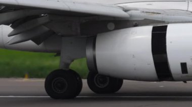 İniş sırasında uçak motorlarını tersine çevirin. Aktif itiş gücü ters olan motor. Hızlı hareket eden uçak.