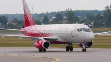 MOSCOW, Rusya Federasyonu - 29 Temmuz 2021: Ticari uçak Sukhoi Superjet 100, Rossiya 'nın RA-89114' ü Sheremetyevo havaalanında taksicilik yapıyor. Yolcu uçağı geliyor. Seyahat havacılık kavramı