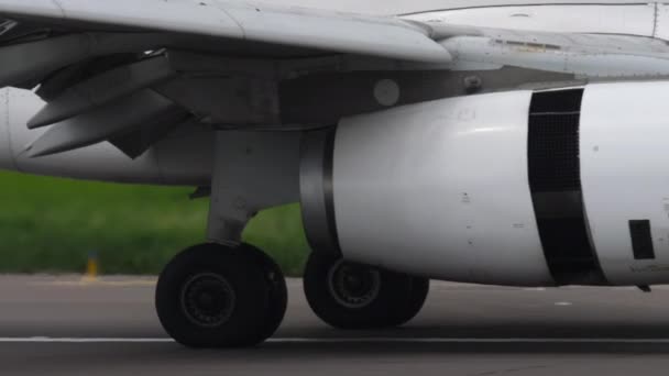 飞机发动机着陆时倒转 有源推力反转发动机 快速移动的飞机 — 图库视频影像
