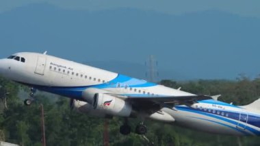 PHUKET, THAILAND - 3 Aralık 2018: Airbus A320, Bangkok Havayolları 'ndan HS-PPJ kalkış ve tırmanış Phuket Havaalanı, yan görüş. Gökyüzünde bir uçak. Yolcu uçağı kalkıyor