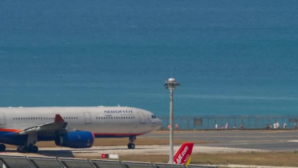 Phuket Thailand February 2023 エアバスA330 プーケット空港の滑走路上のアエロフロートのRa 73787 タクシーウェイでの飛行機のサイドビュー 青い海の背景 島の空港 — ストック動画