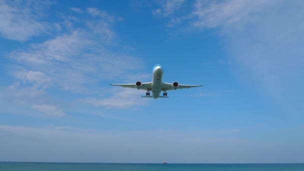 Phuket Tailandia Febrero 2023 Avión Tui Fly Acercándose Aterrizar Aeropuerto — Vídeos de Stock