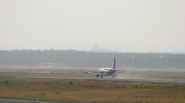 FRANKFURT AM MAIN, ALMANY - 20 Temmuz 2017: Frankfurt havaalanına inen Alitalia yolcu uçağı, yan görüş. Havaalanı, havacılık. Spoiler verin. Seyahat kavramı