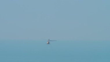 Mavi denizin üzerinden havalandıktan sonra sivil bir helikopterin tırmanma ihtimali çok düşük.