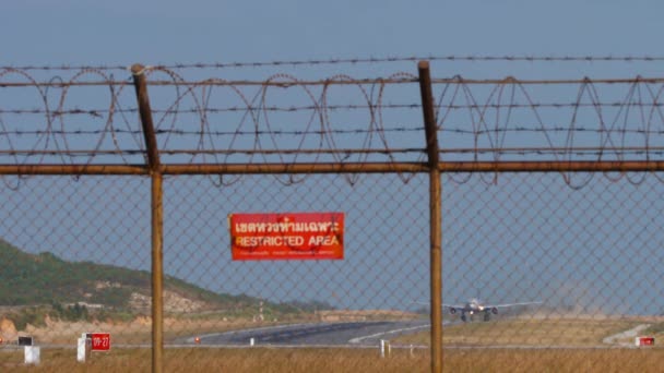 Rotes Schild Sperrgebiet Langschuss Eines Startenden Düsenflugzeugs Abflug Flughafen Phuket — Stockvideo