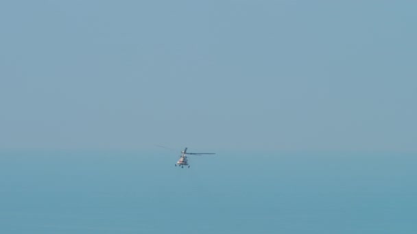 Długie Ujęcie Cywilnego Śmigłowca Wspinającego Się Starcie Nad Błękitnym Morzem — Wideo stockowe