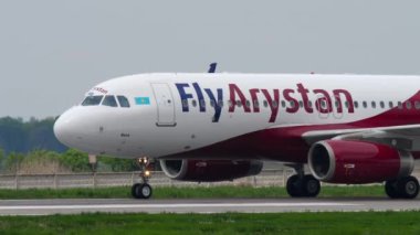 ALMATY, KAZAKHSTAN - 4 Mayıs 2019: Aircraft Airbus A320, FlyArystan P4-KBB Almaty havaalanında taksicilik. Yolcu uçuşu pistte, yan görüş. FlyArystan Kazakistan düşük maliyetli havayolu