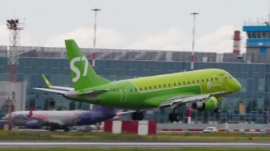 NOVOSIBIRSK, RUSYA FEDERasyonu - 15 Temmuz 2022: Embraer E170SU, RA-02872 S7 Airlines Tolmachevo havaalanına indi, yan görüş. Seyahat kavramı