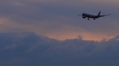 PHUKET, THAILAND - ŞUBAT 03, 2023: Phuket Havaalanı 'na inen uçak Aeroflot görüntüleri. Bulutlu, güzel gün batımı, gökyüzünde bir uçak. Turizm ve seyahat kavramı
