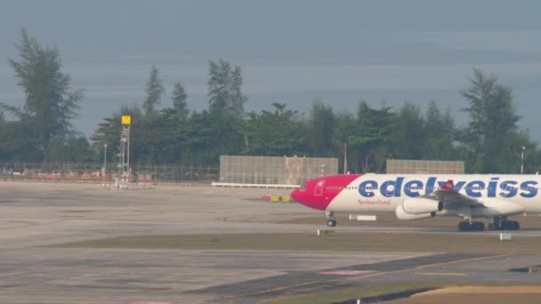 Phuket Tailandia Febrero 2023 Avión Airbus A340 Jmd Edelweiss Taxiing — Vídeos de Stock