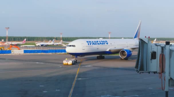 Moscow Federação Russa Maio 2015 Rebocador Está Puxando Avião Transaero — Vídeo de Stock