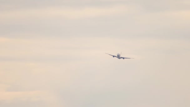 无法辨认的喷气式飞机即将着陆 飞机起落架释放 — 图库视频影像