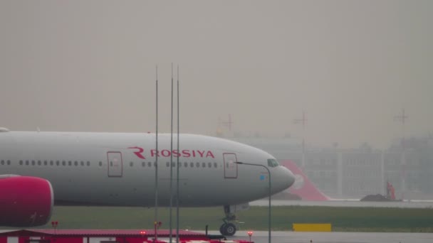 Moscow Rusya Federasyonu Temmuz 2021 Boeing 777 Rossiya Geu Yağmurda — Stok video