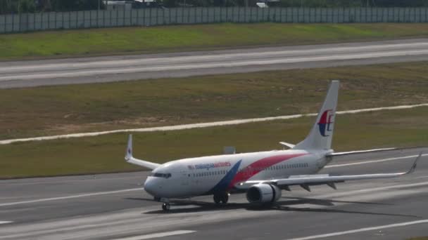 Phuket Thailand 2023年2月11日 马来西亚航空波音737 Mxk飞机在普吉机场着陆后刹车 旅客航班到了旅游和旅行概念 — 图库视频影像