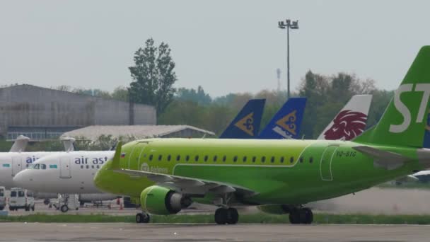 Almaty Kazakhstan Maio 2019 Aeronaves Comerciais Embraer E170 Byg Airlines — Vídeo de Stock