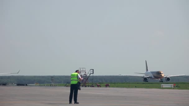 Moscou Fédération Russie Mai 2015 Employé Aéroport Domodedovo Contexte Décollage — Video