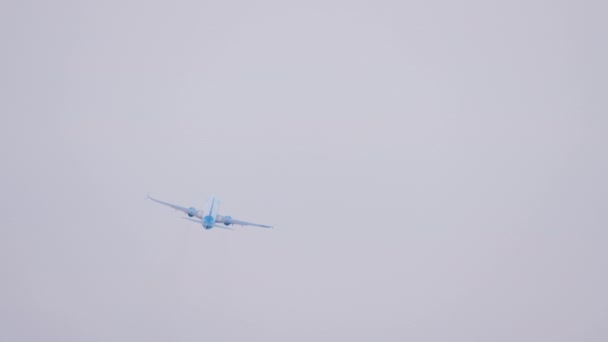 Kereskedelmi Repülőgép Felszáll Mászik Visszapillantás Távolról Utasszállító Gép Indul Repülési — Stock videók