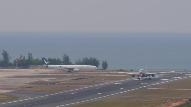 Phuket Thailand Şubat 2023 Airbus A330 Katar Havayolları Iniş Frenleme — Stok video
