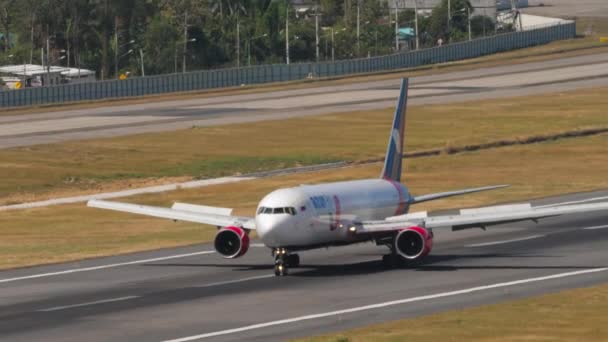 Phuket Thailand February 2023 Boeing 767 Azur Air Braking Landing — Stock video