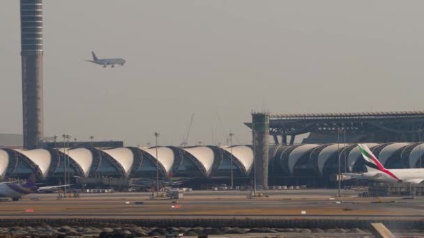 2023년 19일 수완나품 공항에 착륙하는 항공의 비행기 777 와이드 항공기 — 비디오