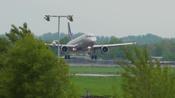 Almaty Kazakhstan Maj 2019 Flygplan Airbus A320 Bku Aeroflot Bromsning — Stockvideo
