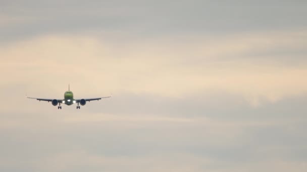 飞机接近着陆 飞机起落架释放 慢动作 客机飞行 前视镜 — 图库视频影像
