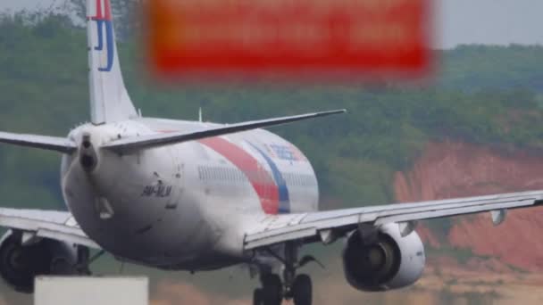 Phuket Thailand January 2023 Літак Boeing 737 Авіакомпанії Malaysia Airlines — стокове відео