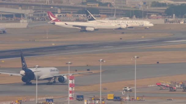 Hong Kong November 2019 Boeing 777 Alfg Lufthansa Cargo Taxiing — Stock Video