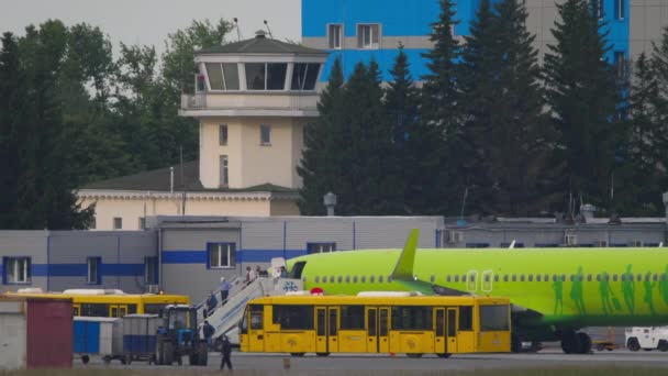 Novosibirsk Russische Federatie Juni 2020 Passagiers Stappen Uit Het Vliegtuig — Stockvideo