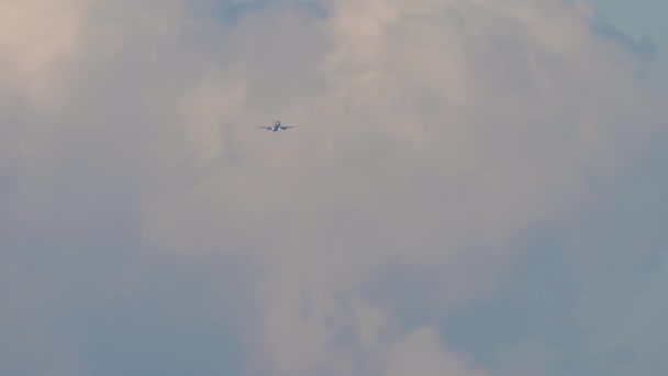 Largo Disparo Aviones Reacción Acercándose Para Aterrizar Fondo Nublado Del — Vídeo de stock