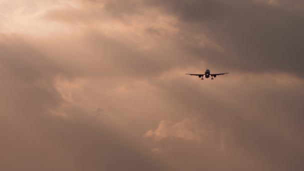 飞机在朦胧的天空中着陆前接近 喷气式飞机日落时起飞 飞机到达 — 图库视频影像