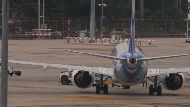 Phuket Thailand Fevereiro 2023 Trator Reboque Avião Passageiros Scat Aeroporto — Vídeo de Stock