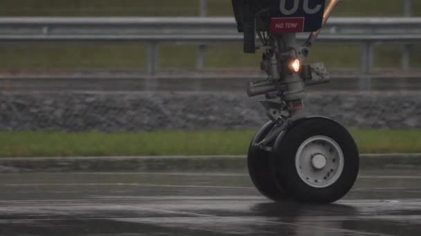 Aircraft Landing Gear Wheels Taxiing Landing Rain — Stock Video