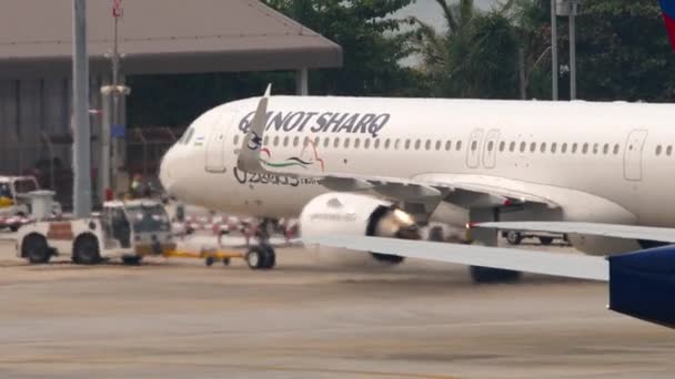 Phuket Tajlandia Luty 2023 Ciągnik Ciągnie Airbus A321 Qanot Sharq — Wideo stockowe